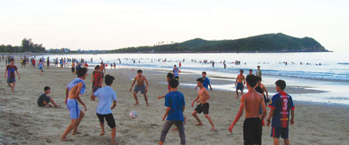 'Đá bóng, tụi bay ơi !'