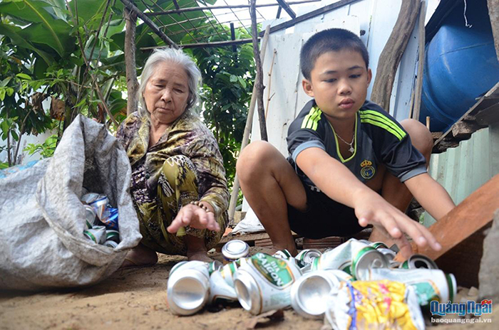 Cậu bé ve chai mơ làm thầy giáo dạy tiếng Anh