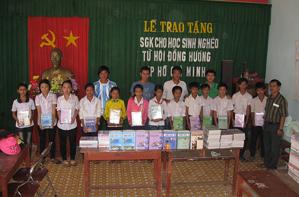 Học bổng vượt khó và Sa Huỳnh Cup 2013