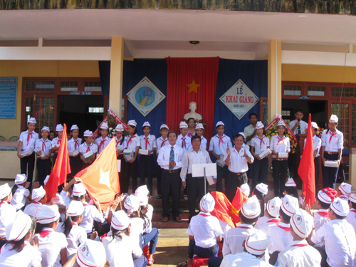 Tặng SGK nhân năm học mới 2012 – 2013