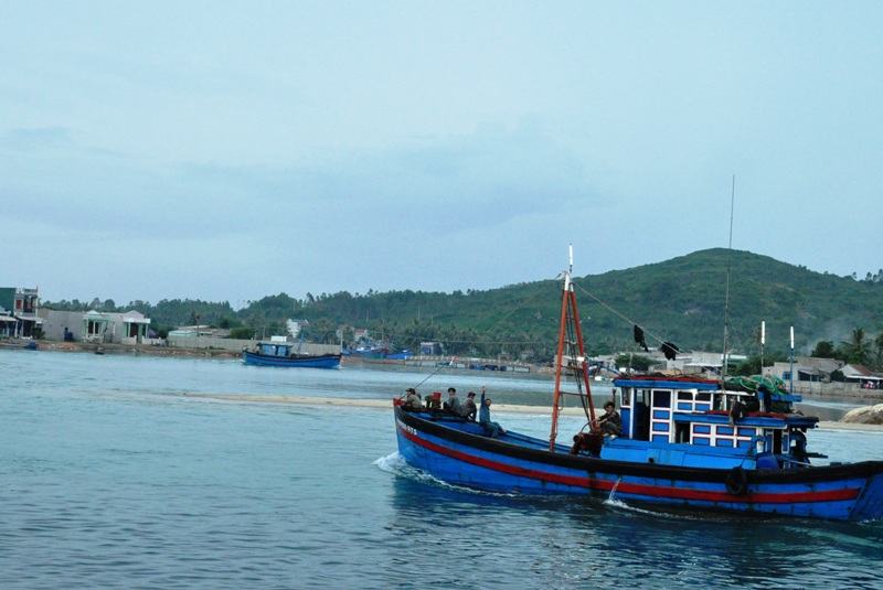 Cửa biển Sa Huỳnh thường xuyên bị bồi lấp, khiến tàu gặp khó khăn khi ra vào cảng cá Sa Huỳnh.