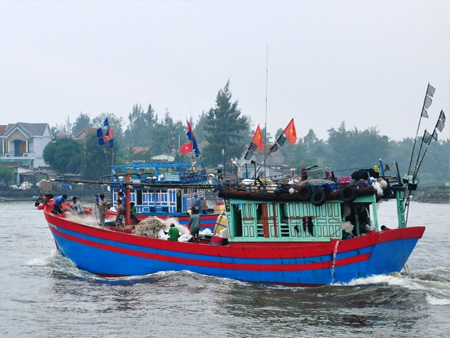 Mỗi chuyến ra khơi, chủ tàu lại chạy xuôi, chạy ngược tìm "bạn" đi biển 