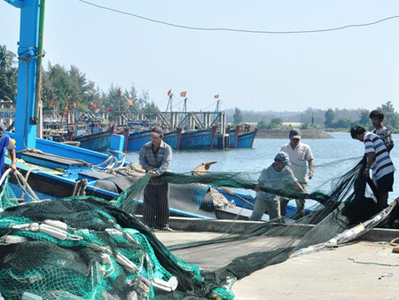 Vất vả, thu nhập bấp bênh, khiến nhiều ngư dân bỏ biển để làm những nghề khác thu nhập ổn định hơn