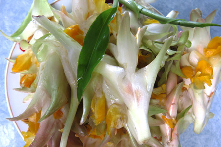 Rau huệ luộc chung với rau lang ăn kèm với thịt heo luộc chấm mắm nêm Sa Huỳnh.